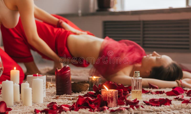 Um Mestre Reiki Feminino Trabalha Com Paciente. Conceito De Círculo Feminino  De Harmonia Mental Da Saúde Do Corpo Imagem de Stock - Imagem de branco,  proximidade: 253996927