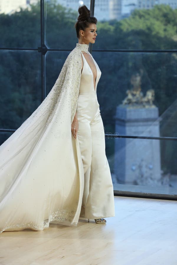 Um modelo anda a pista de decolagem para a queda da mostra de Ines Di Santo Bridal/coleção do inverno 2018 imagem de stock royalty free Um modelo anda a pista de decolagem para a queda da mostra de Ines Di Santo Bridal/coleção do inverno 2018 imagem de stock royalty free