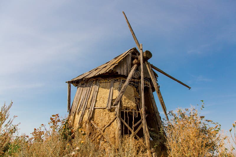 Antigo moinho de vento de madeira com janelas e portas brancas além de um  campo. Câmera olhando para cima e inclinando lentamente, Banco de Video -  Envato Elements