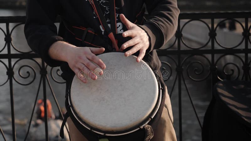 Um músico de rua toca tambor