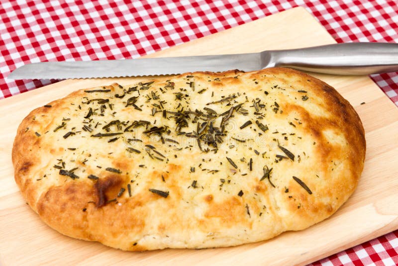 Um naco do p?o caseiro do focaccia foto de stock royalty free Um naco do p?o caseiro do focaccia foto de stock royalty free