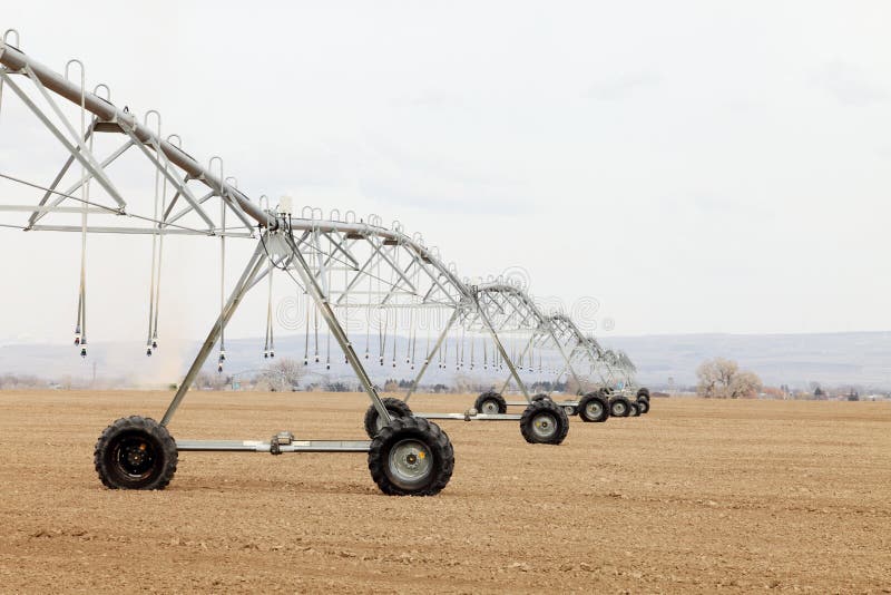 Um novo sistema de irrigação agrícola pronto para começar a estação imagem de stock Um novo sistema de irrigação agrícola pronto para começar a estação imagem de stock