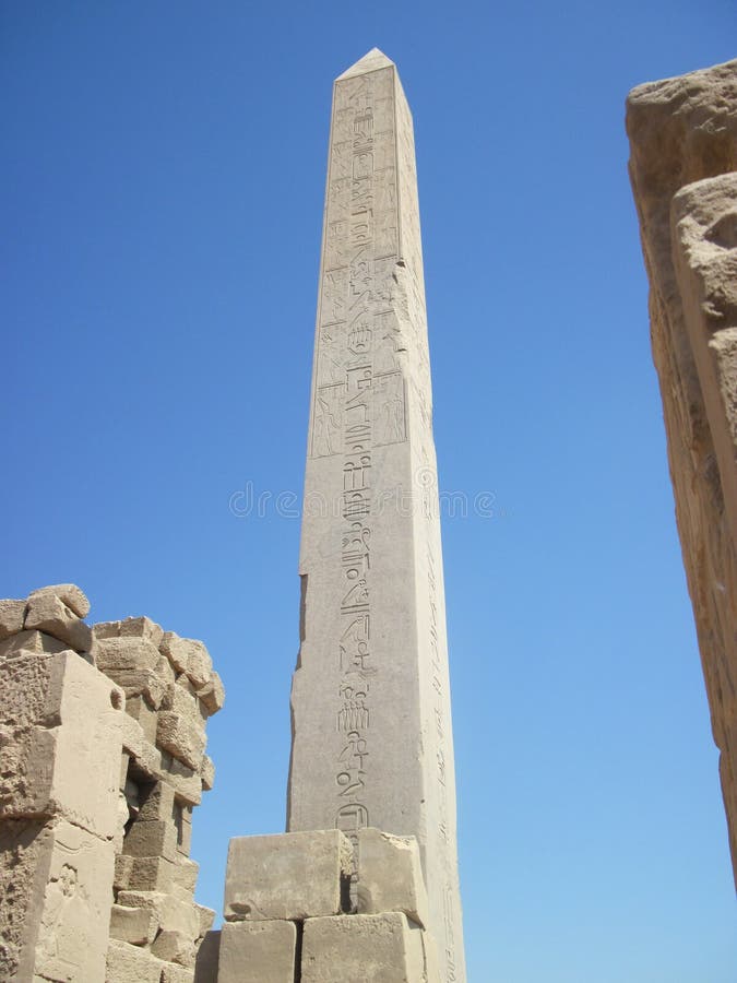 Um Obelisk no templo de Karnak em Egipto
