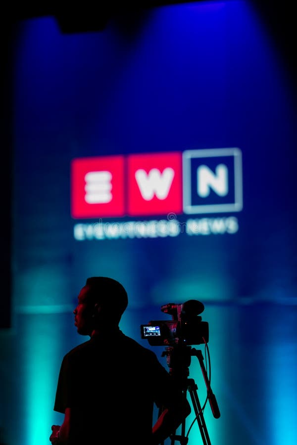 Um operador cinematográfico da tevê de Live Broadcast imagem de stock