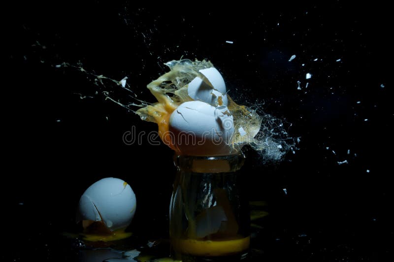 Um ovo de explosão fotografia de stock royalty free Um ovo de explosão fotografia de stock royalty free