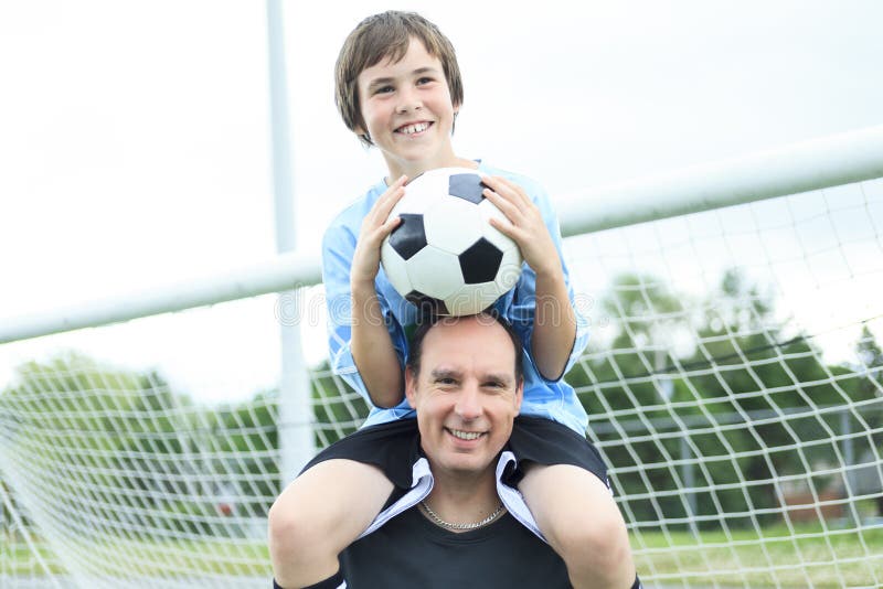 Um pai novo do jogador de futebol fotos de stock Um pai novo do jogador de futebol fotos de stock