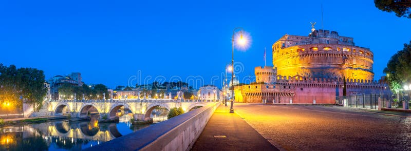 Um panorama da noite de Castel Sant ‘Angelo e uma ponte sobre o rio de Tibre fotos de stock royalty free Um panorama da noite de Castel Sant ‘Angelo e uma ponte sobre o rio de Tibre fotos de stock royalty free