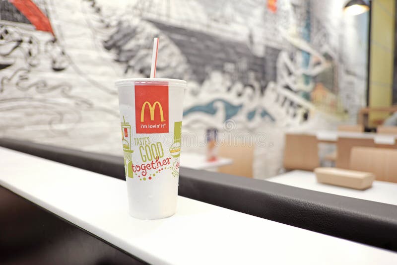Um papercup do restaurante de McDonalds imagem de stock royalty free Um papercup do restaurante de McDonalds imagem de stock royalty free