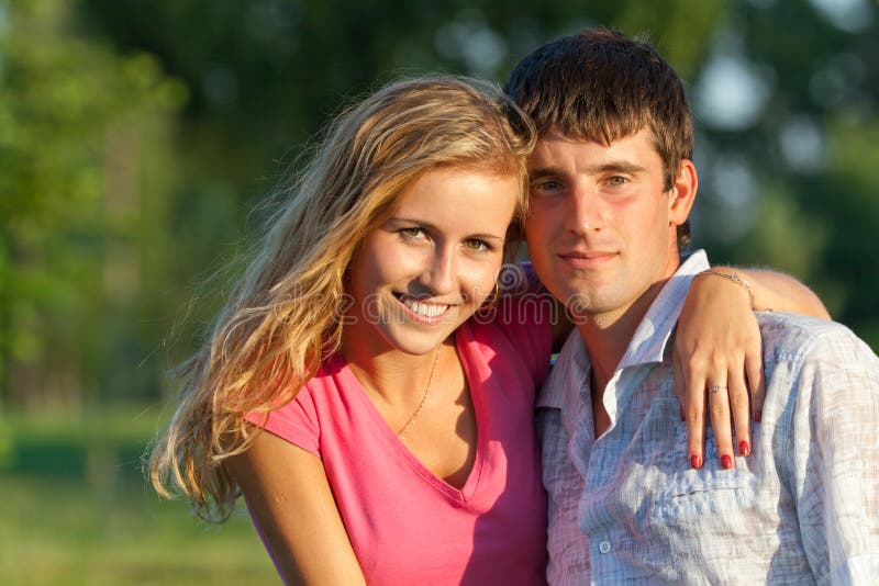 Um par amantes no parque imagem de stock Um par amantes no parque imagem de stock