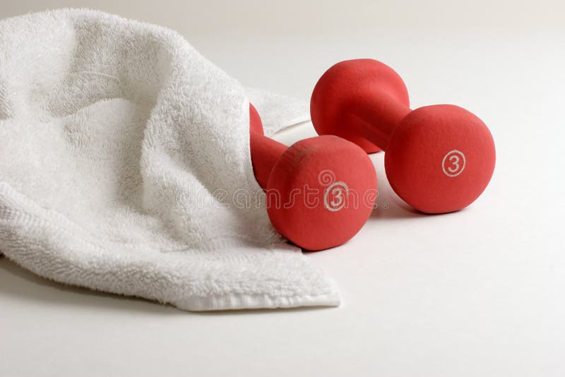 Download Um Par De Dumbbells E De Toalha Do Suor Imagem de Stock - Imagem de toning, broca: 58725
