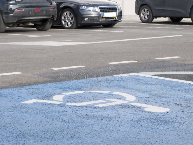 Um parque especial de estacionamento para pessoas com deficiência Acessibilidade fácil a cadeiras de rodas para deficientes no co foto de stock Um parque especial de estacionamento para pessoas com deficiência Acessibilidade fácil a cadeiras de rodas para deficientes no co foto de stock