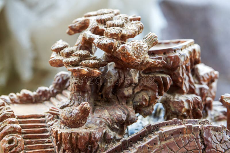 Um pedaço delicado de pássaro e madeira de pínus foto de stock royalty free