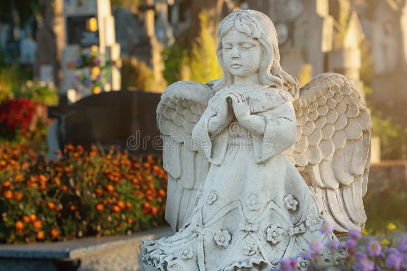 Anjo Da Morte Com Crianças Em Seus Braços Azrael, Azriel, Malak Al-maut,  Conceito De Morte Foto de Stock - Imagem de religioso, livro: 170906002