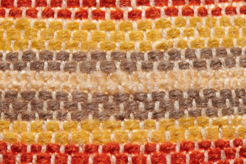 Um Pequeno Tapete Ou Tapete Artesanal, Tecido a Partir De Fios De Lã  Vermelha E Amarela, Um Objeto Fechado Foto de Stock - Imagem de étnico,  artesanato: 223965956