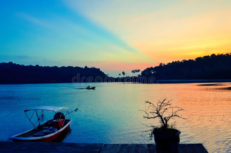 Um pescador está pescando no fundo de um por do sol colorido perto do cais Tailândia, Koh Chang fotos de stock Um pescador está pescando no fundo de um por do sol colorido perto do cais Tailândia, Koh Chang fotos de stock
