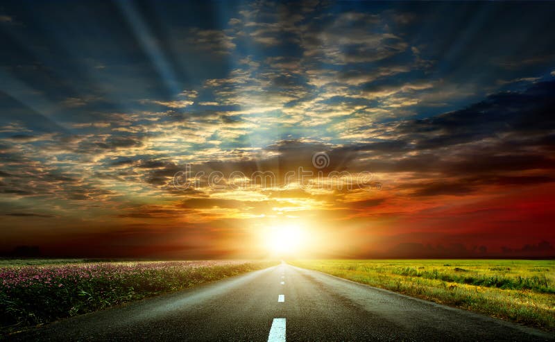 Um por do sol maravilhoso e uma estrada pavimentada