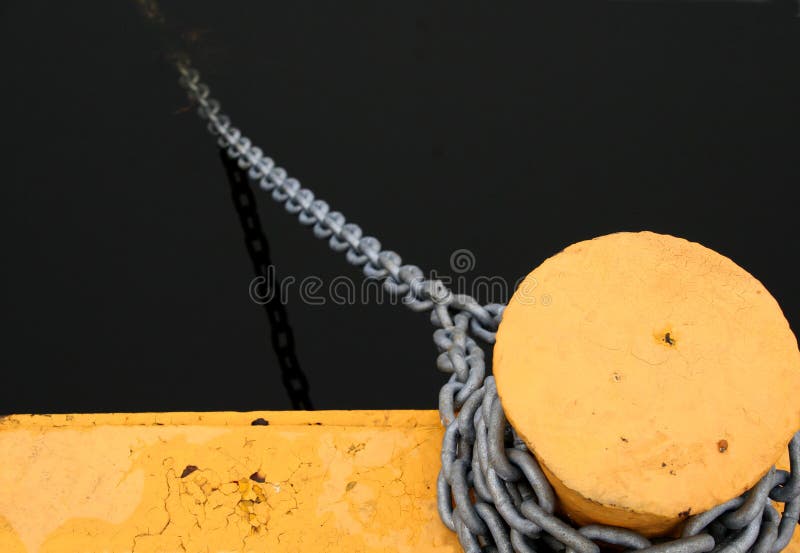 Poste De Amarração E Corrente 12 Imagem de Stock - Imagem de bolbo