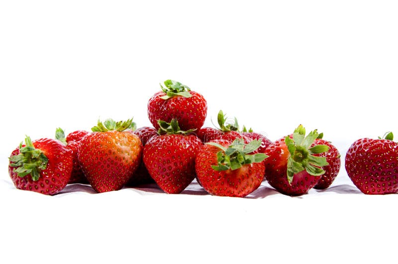 Um pouco mais de morango doce super; s com partes superiores verdes foto de stock royalty free