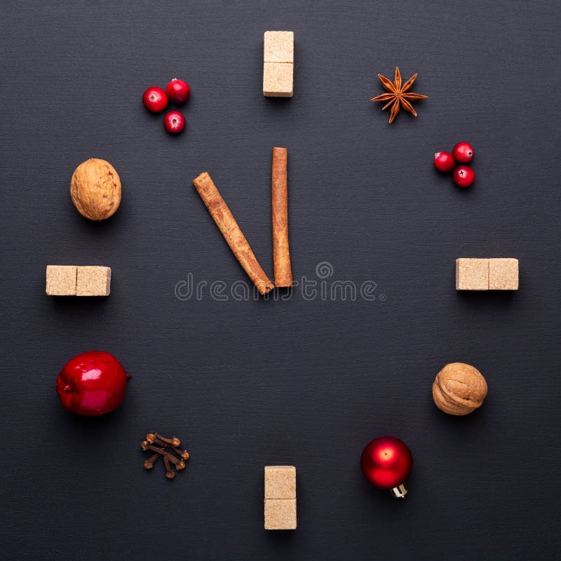 Um pulso de disparo sob a forma da especiaria para o vinho ferventado com especiarias A canela, anis stars, arandos, açúcar masca imagens de stock royalty free Um pulso de disparo sob a forma da especiaria para o vinho ferventado com especiarias A canela, anis stars, arandos, açúcar masca imagens de stock royalty free