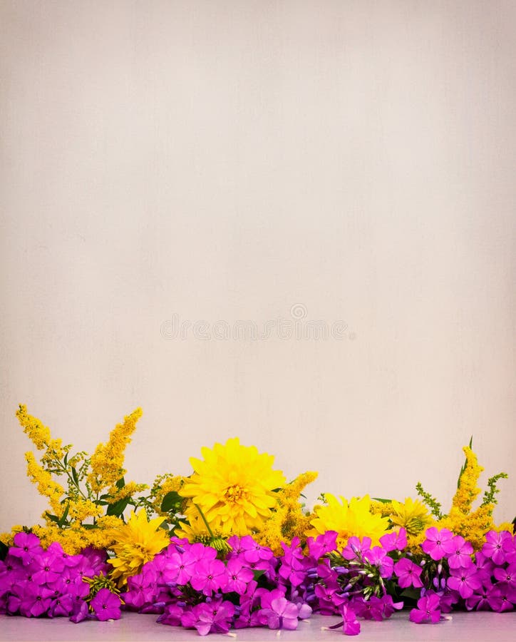 Um ramalhete das flores dos crisântemos, do flox e do goldenrod em um fundo cor-de-rosa com espaço para o texto fotografia de stock Um ramalhete das flores dos crisântemos, do flox e do goldenrod em um fundo cor-de-rosa com espaço para o texto fotografia de stock