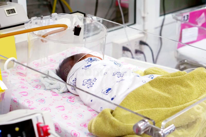 Mãe Ajuda Um Bebê Recém Nascido a Sentar. Criança Gritando Na Sala De Jogos  Em Um Chão De Espuma Mole Foto de Stock - Imagem de gritar, casa: 215291796