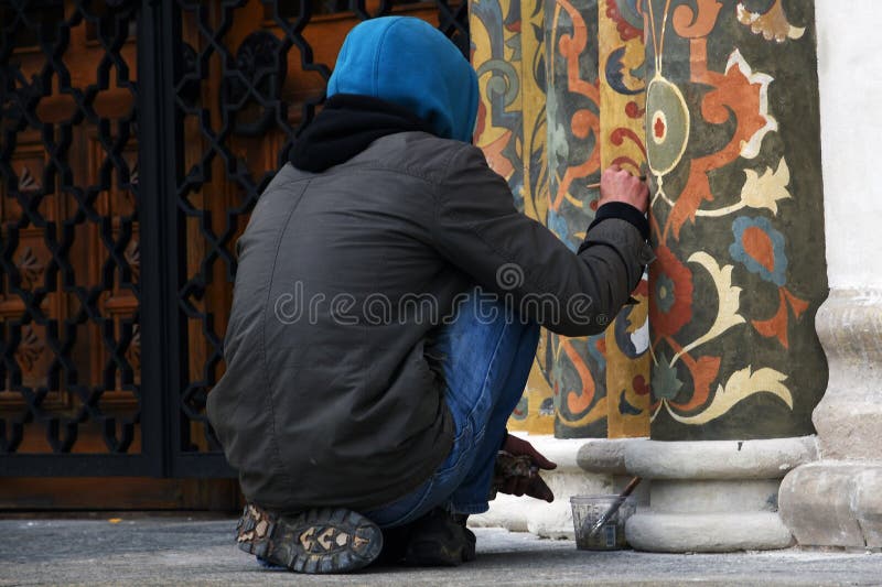 Um restaurador no trabalho, fachada da igreja de Dormition do Kremlin de Moscou Local do património mundial do Unesco foto de stock Um restaurador no trabalho, fachada da igreja de Dormition do Kremlin de Moscou Local do património mundial do Unesco foto de stock