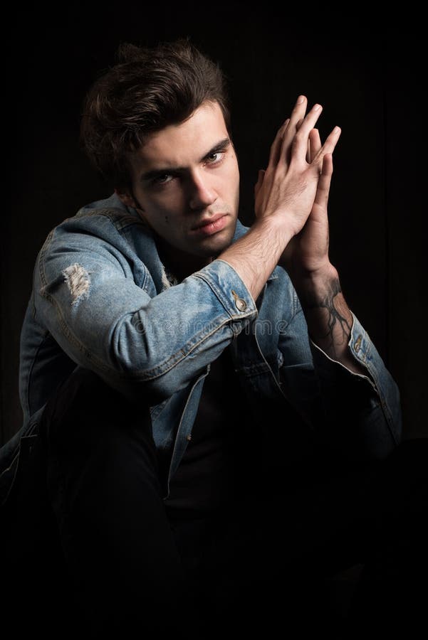 Um retrato corajoso em um fundo preto Homem considerável novo fotos de stock Um retrato corajoso em um fundo preto Homem considerável novo fotos de stock