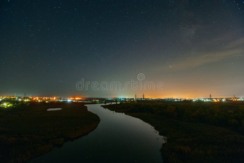 Um rio sob o céu estrelado fotografia de stock royalty free Um rio sob o céu estrelado fotografia de stock royalty free