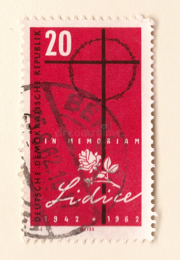 Um selo oriental vermelho velho que comemora o massacre no lidice com uma rosa da cruz e do branco fotografia de stock Um selo oriental vermelho velho que comemora o massacre no lidice com uma rosa da cruz e do branco fotografia de stock
