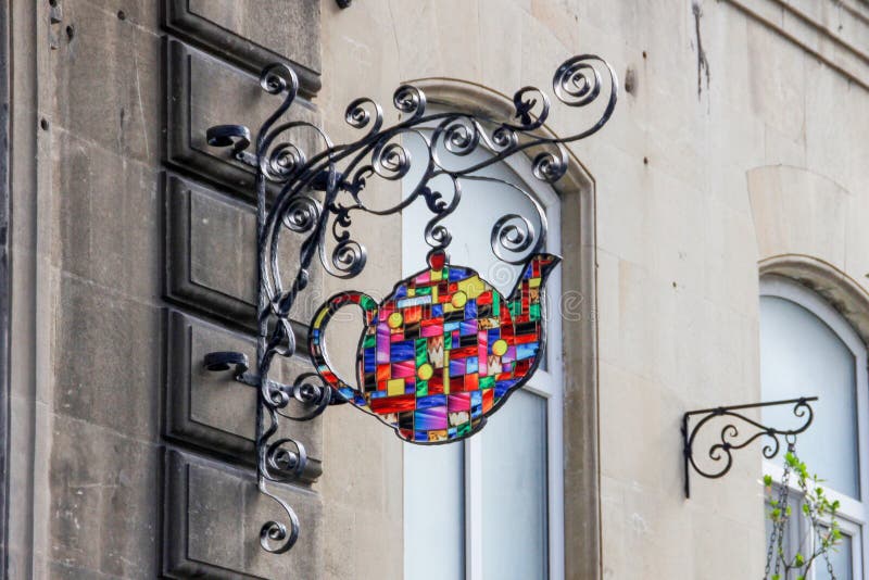 Um sinal sob a forma de um bule cer?mico do mosaico em um caf? fotografia de stock Um sinal sob a forma de um bule cer?mico do mosaico em um caf? fotografia de stock