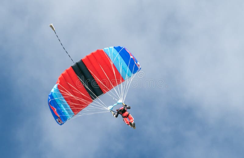 Um skydiver que executa saltar em queda livre com o paraquedas fotografia de stock Um skydiver que executa saltar em queda livre com o paraquedas fotografia de stock