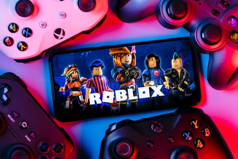 Um Smartphone Com O Logotipo Roblox Na Tela Na Pilha Dos Gamepads