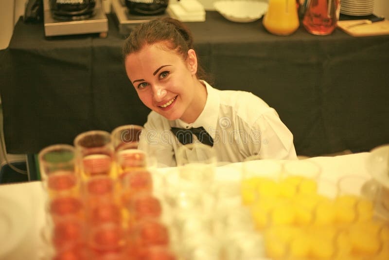 Um sorriso da empregada de mesa foto de stock Um sorriso da empregada de mesa foto de stock