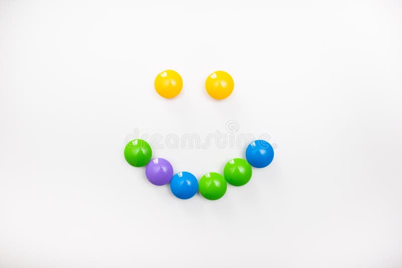 Um sorriso feito dos brinquedos das crian?as Figuras coloridos para jogos imagens de stock royalty free Um sorriso feito dos brinquedos das crian?as Figuras coloridos para jogos imagens de stock royalty free