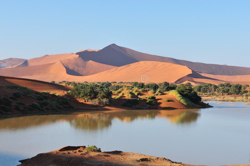Um Sossusvlei inundado no deserto de Namib fotos de stock royalty free Um Sossusvlei inundado no deserto de Namib fotos de stock royalty free