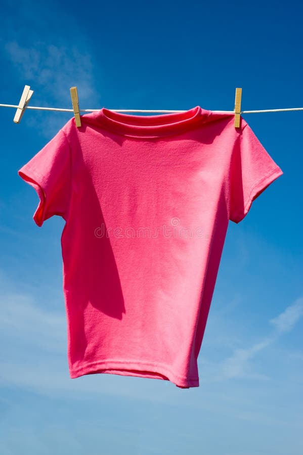 Um t-shirt cor-de-rosa imagens de stock Um t-shirt cor-de-rosa imagens de stock