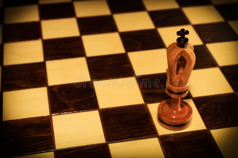 Peão do xadrez lançando a sombra da peça do rei