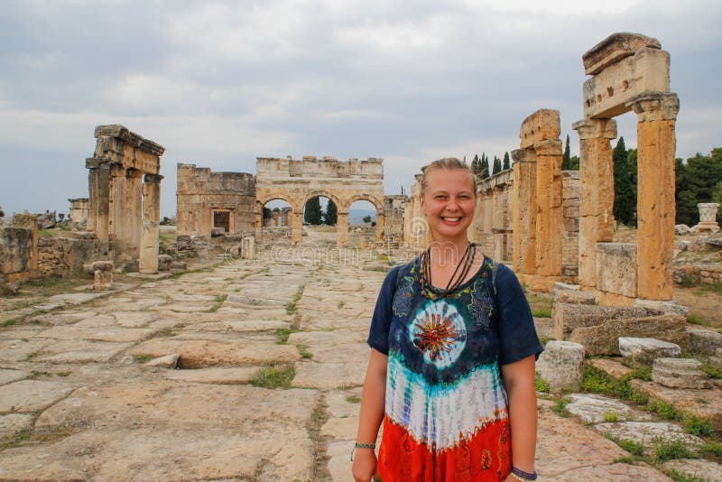 Um teatro grego antigo clássico em Pamukkale, em Denizli, em Turquia e em uma jovem mulher branca em um vestido da hippie imagem de stock Um teatro grego antigo clássico em Pamukkale, em Denizli, em Turquia e em uma jovem mulher branca em um vestido da hippie imagem de stock