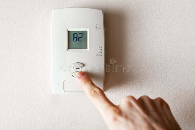 Um Termostato De Casa Conectado a Parede Com Tela Digital Foto de Stock Imagem de tela descida 213179792