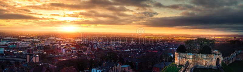 Um tiro panaromic largo de um por do sol épico sobre Lincoln das paredes do castelo durante o fim do ano fotos de stock royalty free Um tiro panaromic largo de um por do sol épico sobre Lincoln das paredes do castelo durante o fim do ano fotos de stock royalty free