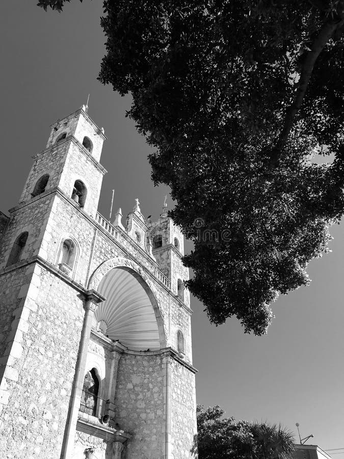 Um tiro preto e branco de uma igreja em Mérida - MÉXICO imagem de stock Um tiro preto e branco de uma igreja em Mérida - MÉXICO imagem de stock