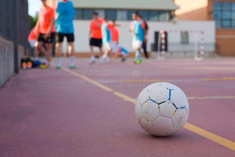 Lado De Um Posto De Futebol Com Rede Em Foco. Ponto De Treinamento Fora De  Foco. Fundo Do Tema Do Futebol Foto de Stock - Imagem de verde,  treinamento: 215376986