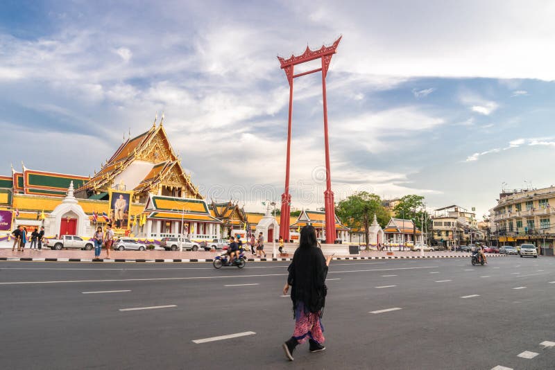 Um turista asiático está andando ao longo da rua no balanço gigante ou no Sao Ching Cha o marco da cidade de Banguecoque Tailândi fotos de stock Um turista asiático está andando ao longo da rua no balanço gigante ou no Sao Ching Cha o marco da cidade de Banguecoque Tailândi fotos de stock