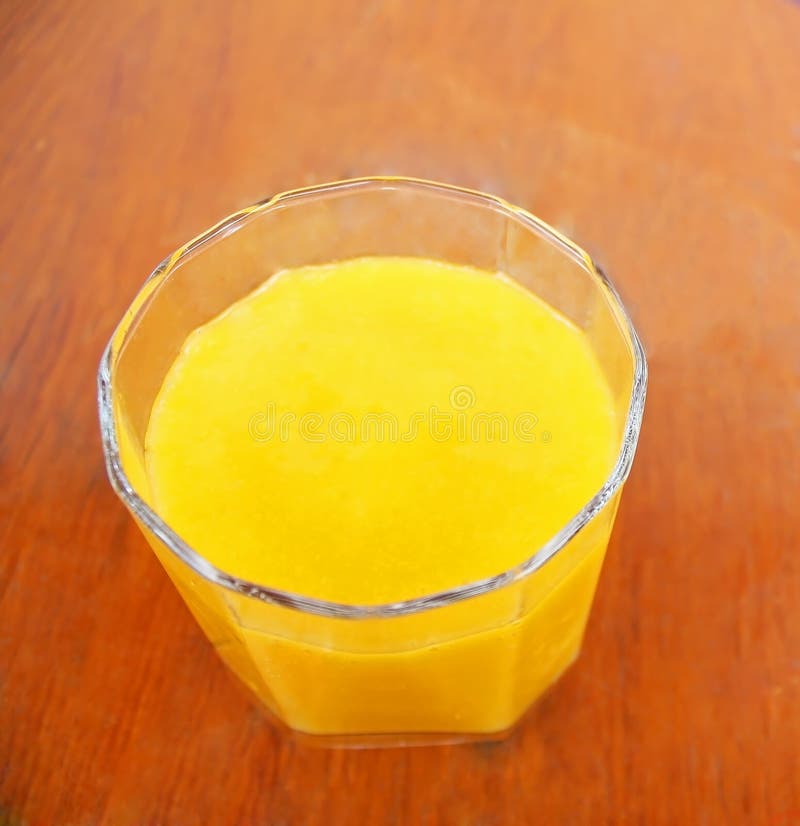 Um vidro do suco da manga imagem de stock Um vidro do suco da manga imagem de stock