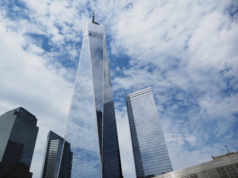 Um World Trade Center no dia ensolarado nebuloso com reflexão de vidro imagens de stock royalty free Um World Trade Center no dia ensolarado nebuloso com reflexão de vidro imagens de stock royalty free