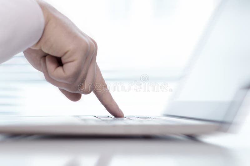 Um único dedo no teclado foto de stock royalty free Um único dedo no teclado foto de stock royalty free