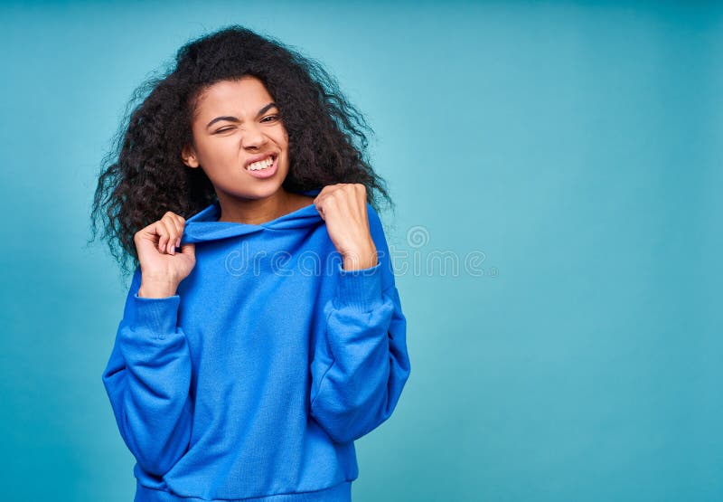 O Garoto Se Chama E Se Apresenta Em Uma Câmera Móvel No Estúdio Para Baixar  E Assistir Vídeos Engraçados Foto de Stock - Imagem de sorriso, grelhas:  232500762