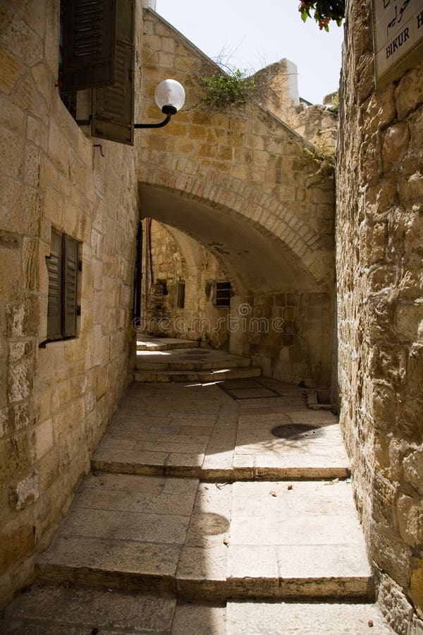 Uma aléia na cidade velha de Jerusalem imagem de stock royalty free Uma aléia na cidade velha de Jerusalem imagem de stock royalty free