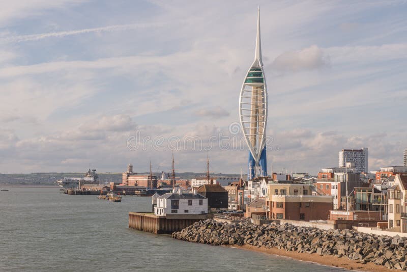 Uma arquitetura da cidade do estaleiro histórico de Portsmouth com a torre da vela de fortuna de 170 medidores imagens de stock Uma arquitetura da cidade do estaleiro histórico de Portsmouth com a torre da vela de fortuna de 170 medidores imagens de stock