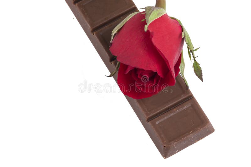 Uma Barra De Chocolate Com Uma Flor Vermelha Da Rosa Foto de Stock - Imagem  de nave, ingrediente: 37676946